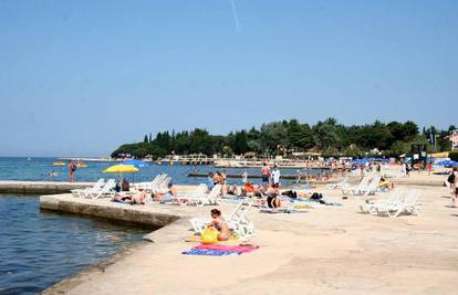 Poreč: Na plaži preminula starija žena iz Slovenije