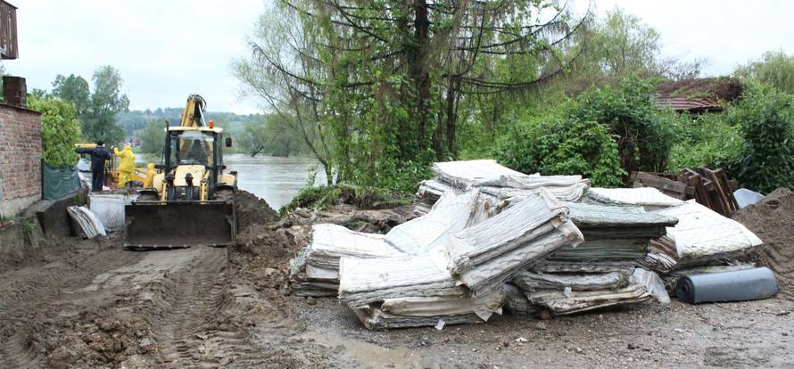 Hrvatska Kostajnica: Radnici Vodoprivrede postavljaju barijere kako bi sprijeÄili prodirnje Une