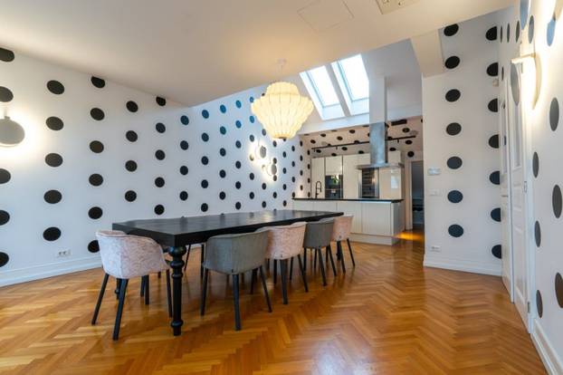 Prodaje se dvoetažni penthouse usred Zagreba s pogledom na HNK, terasa je kao manji stan...