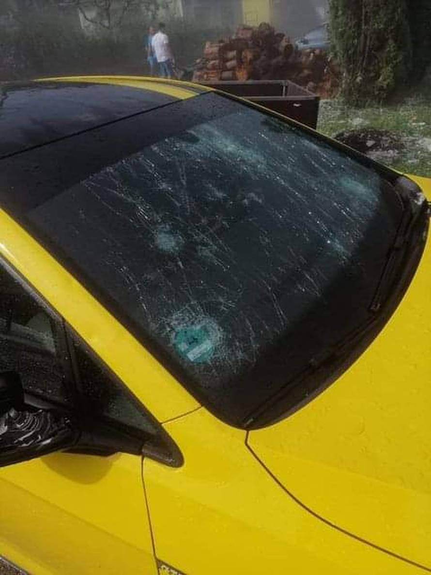 Vjetar nosio crjepove, tuča je oštetila automobile: 'Čula se kao pucnjevi, prestrašili smo se'