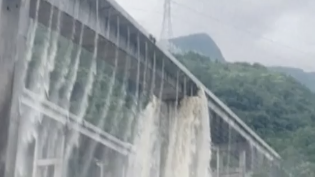 Nevjerojatna snimka: Jaka kiša stvorila umjetni slap na mostu pa se voda brzo slijeva u rijeku