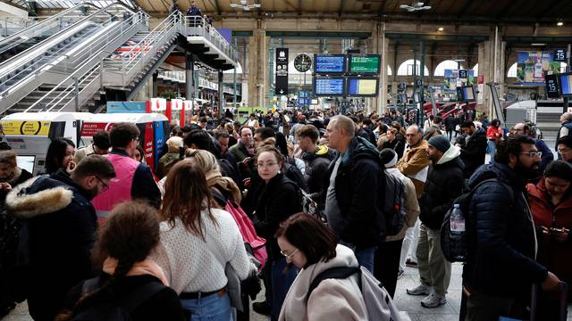 Flooded tunnel near London disrupts Eurostar train services