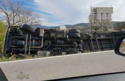 Prevrnuo se kamion: Vozač nije mogao van, došli i vatrogasci...