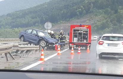 Sudarila se četiri auta i kamion kod Otočca, dvoje je ozlijeđeno