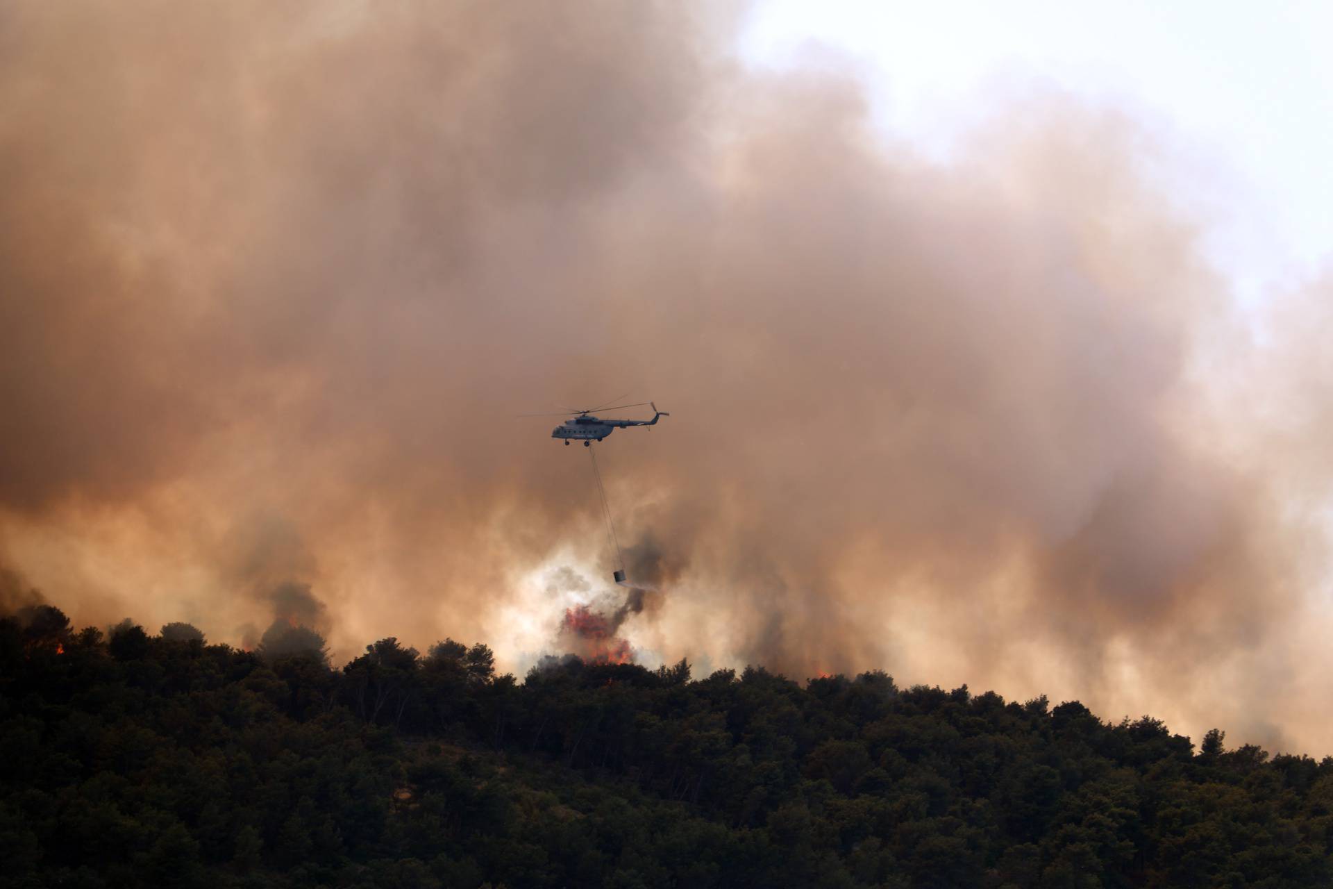 Stravične scene s Čiova: Izgorilo je oko 60 hektara borove šume i raslinja, vjetar stvara problem