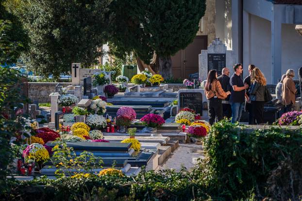 Kaštel Stari: Groblje Sv. Nikole i misa povodom blagdana Svih svetih