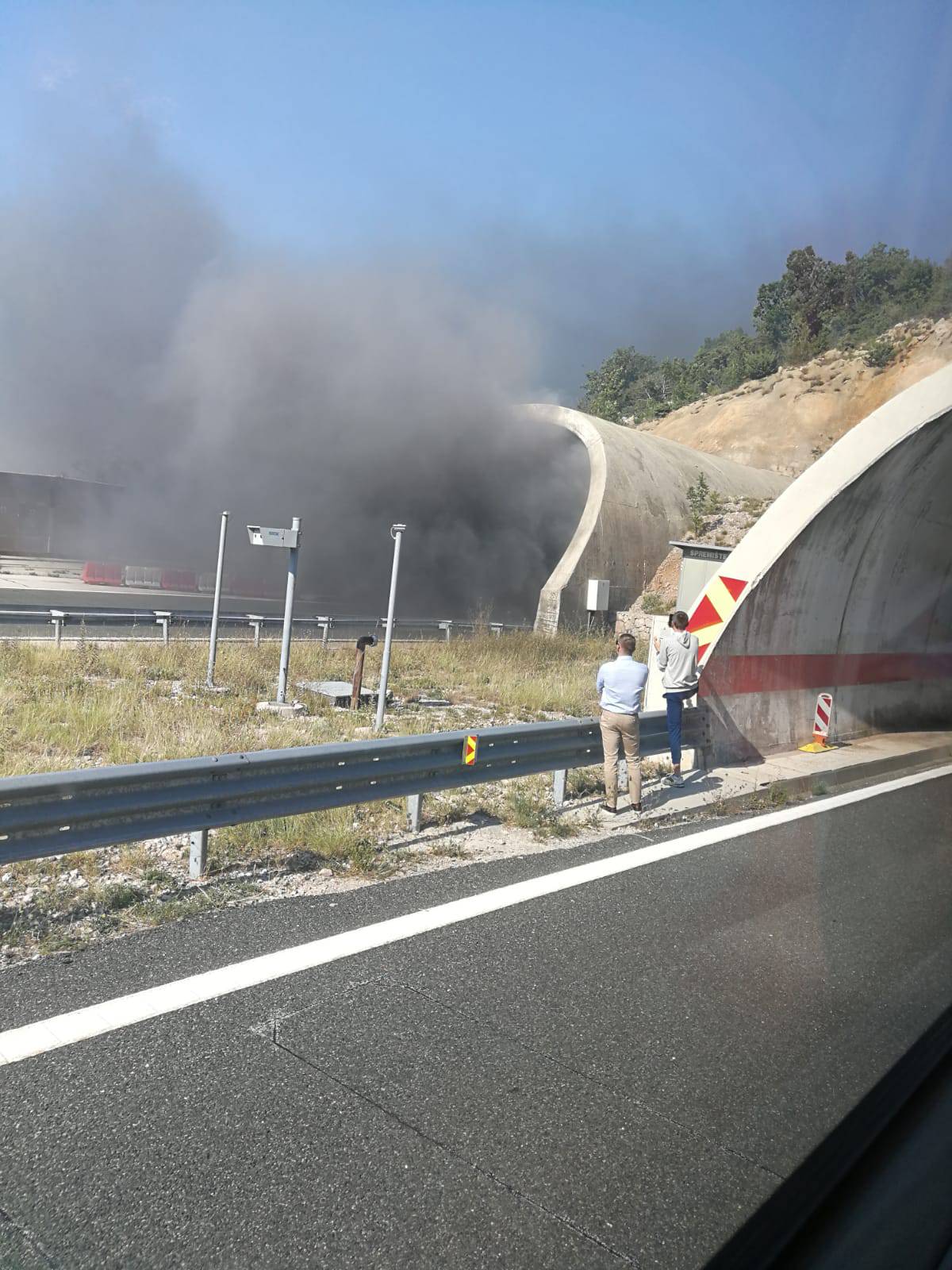 U Bristovcu na A1 gorio auto, vozačica izašla na vrijeme