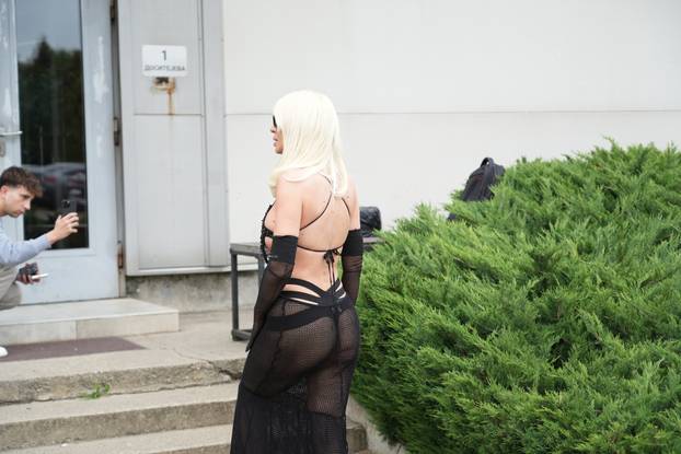 Beograd: Jelena Kareluša dolazi na snimanje showa Pinkove zvezde