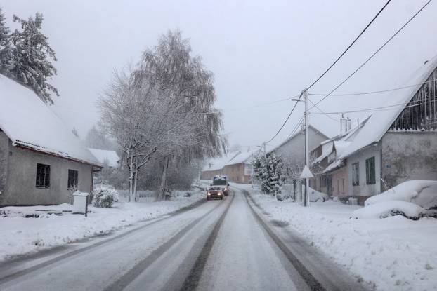 Zbog snijega otežan promet u Gorskom kotaru