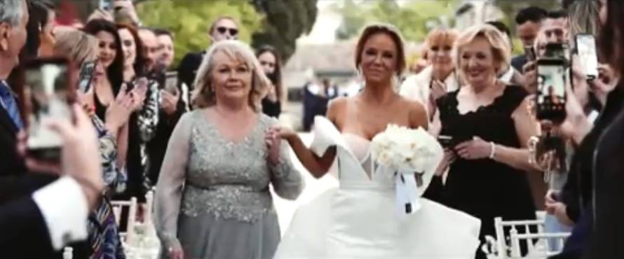 Nenad je u ogrtaču i papučama 'zgrabio' punicu pa su zaplesali