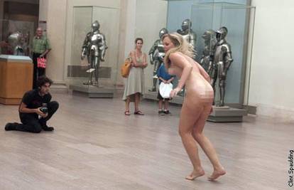 Skinula se gola u muzeju i pozirala do dolaska policije