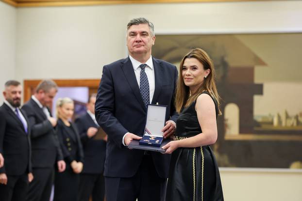 Zagreb: Zoran Milanović uručio odlikovanja i priznanja zaslužnim pojedincima i organizacijama iz područja kulture, znanosti, sporta i gospodarstva