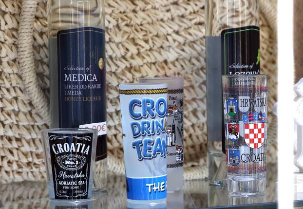 Šibenik: Ponuda suvenira u suvenirnici