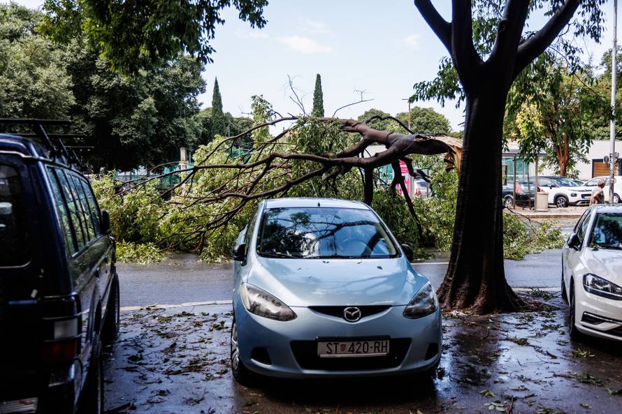 Nevrijeme poharalo Split, vatrogasci imaju pune ruke posla