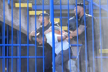 Policija privodi navija&ccaron;e na utakmici izme&dstrok;u Dinama i Hajduka