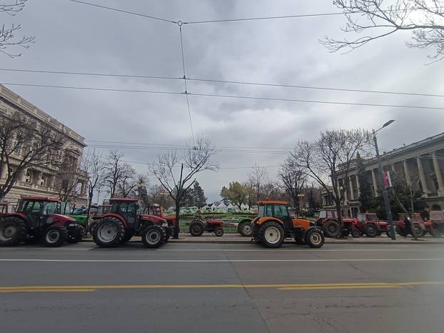 Beograd: Oko Pionirskog parka jutros su se pojavili parkirani traktori 