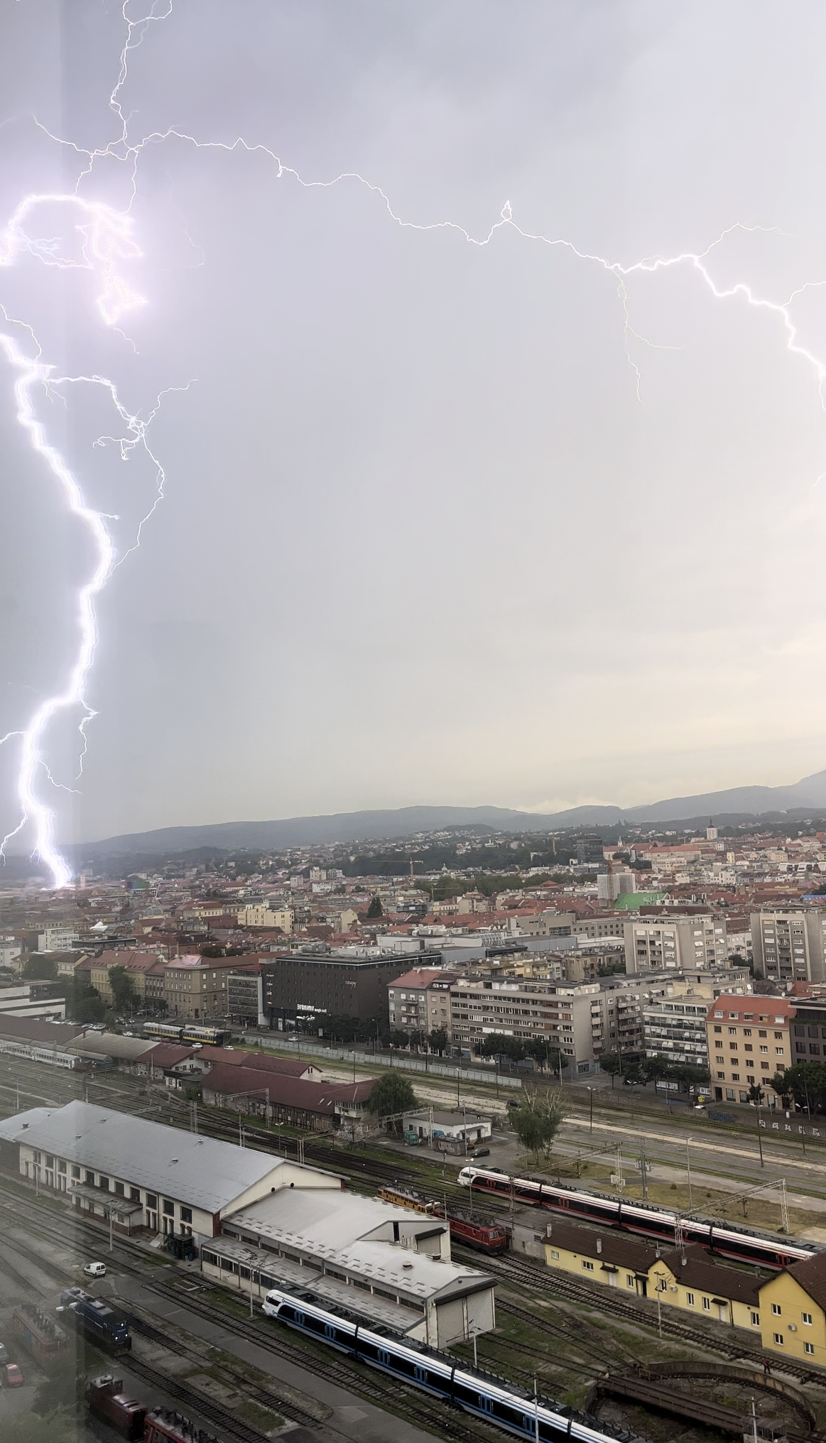 Snimio udar munje u Zagrebu! Nevrijeme je okrenulo na sjever i izbjeglo je Slavoniju i Baranju