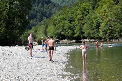 Brod na Kupi: Izletnici potražili osvježenje od ljetnih vrućina na rijeci Kupi u Gorskom kotaru