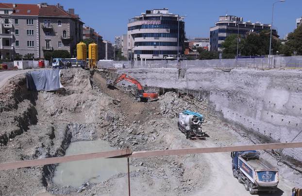 Split: Otvorila se velika rupa ispod centralne splitske ceste uz Small Mall