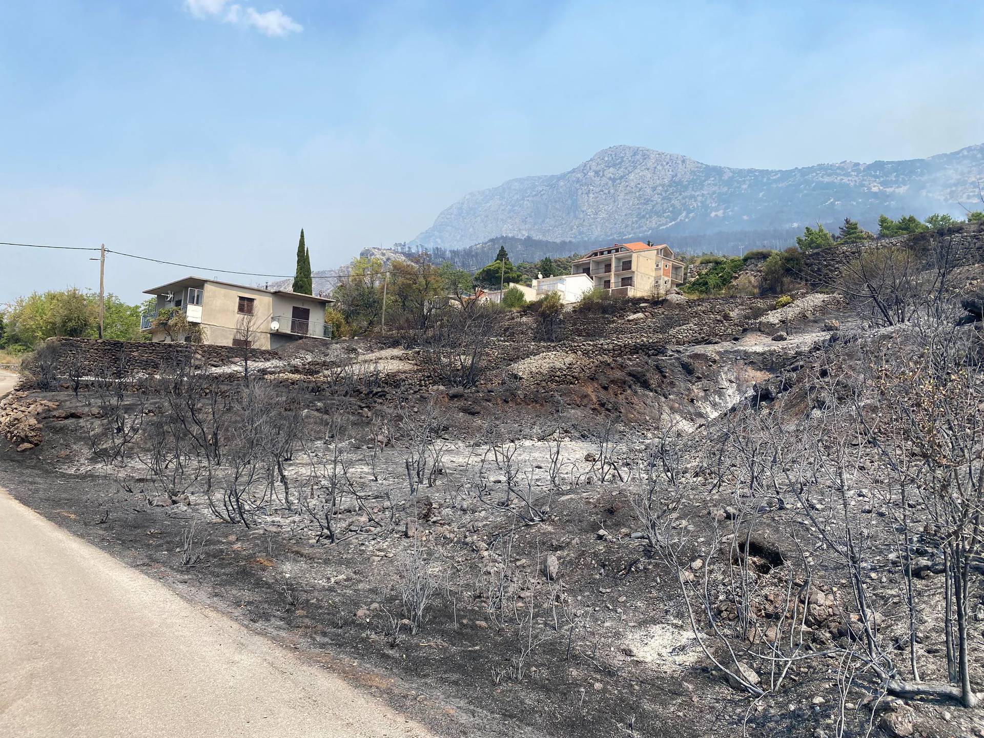 Inferno prohujao Podgorom: 'Vatra nas je okružila sa svih strana, jedva smo ostali živi'