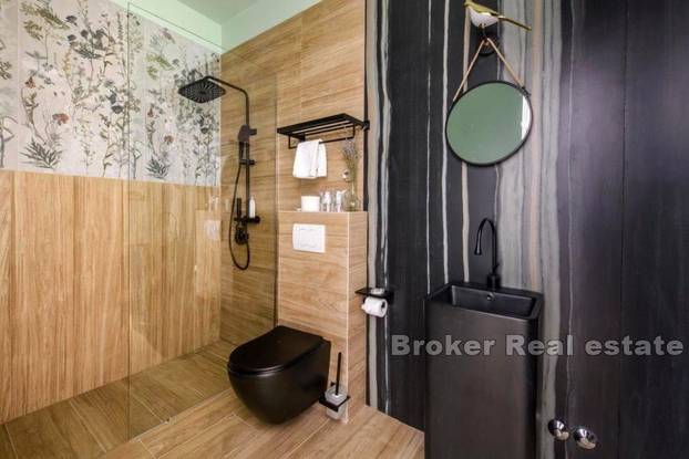 FOTO U Splitu prodaju luksuznu nekretninu prvi red do mora. Do plaže su i jacuzziji. Ovo je cijena