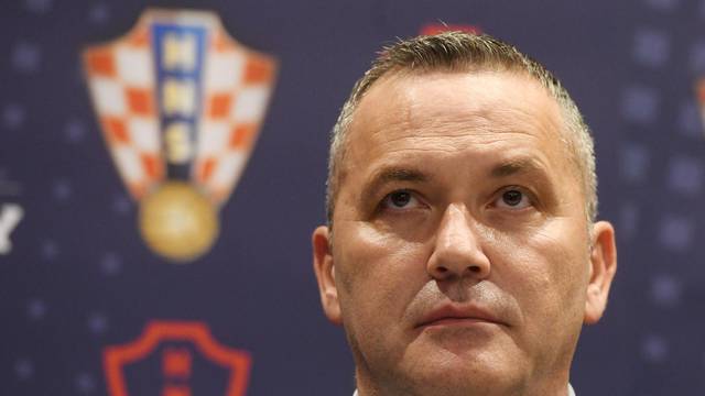 U Vodicama održana sjednica Izvršnog odbora Hrvatskog nogometnog saveza, nakon sjednice izjavu za medije dao Marijan Kustić