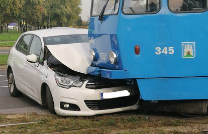 Autom podletio pod tramvaj, u Zagrebu nastala velika gužva