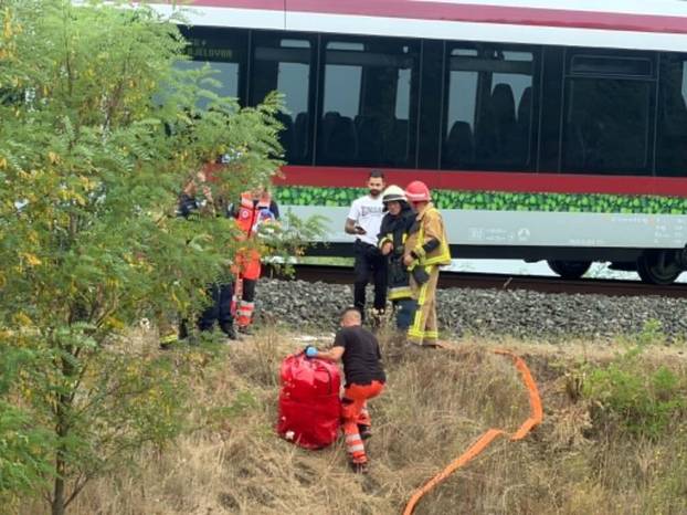 PRIZORI UŽASA Putnički vlak smrskan u sudaru s teretnim, na terenu i helikopter hitne