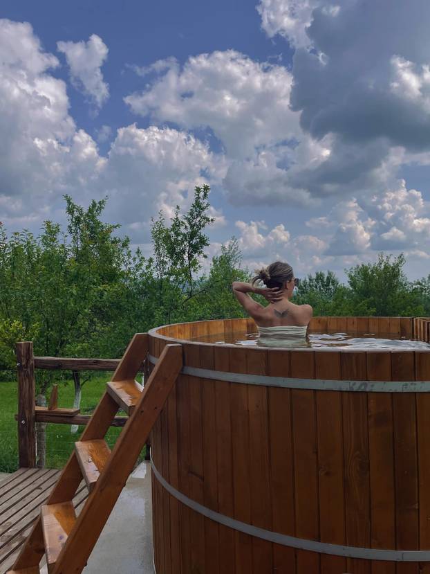 FOTO Ova kuća blizu Zagreba pravi je raj - filmove možete gledati iz bačve za kupanje!