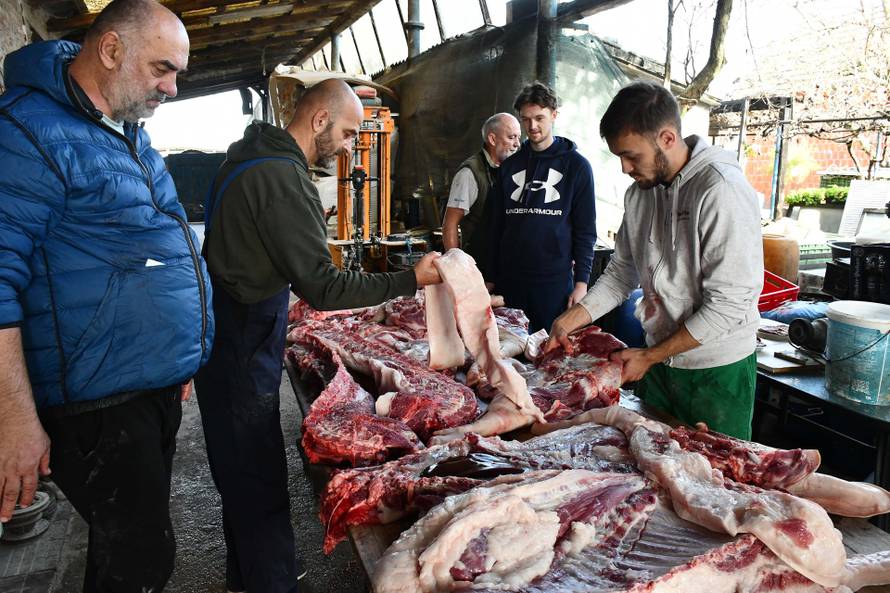 Ekipa 24sata na slavonskom kolinju: Vatra, krofne, rakijica i tajni recept za najbolje kobasice
