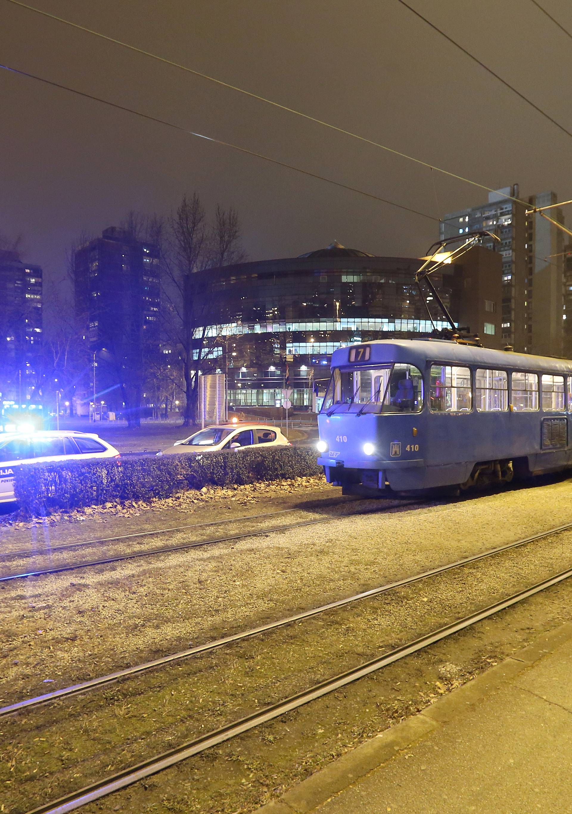 U Zagrebu tramvaj naletio na ženu dok je pretrčavala prugu