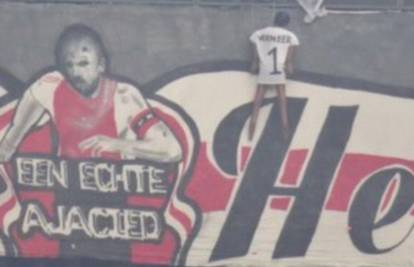 Odvratno: Ajaxovi navijači na derbiju objesili lutku golmana