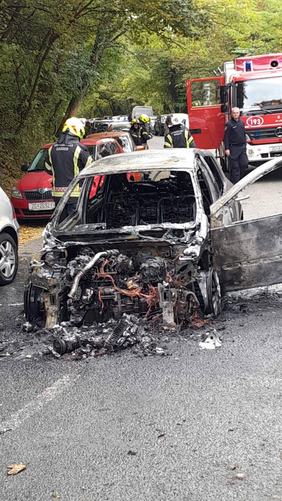 VIDEO Izgorio auto u Zagrebu, vatra zahvatila još dva: 'Tako je gorjelo da su se felge topile...'