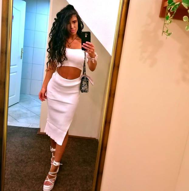 FOTO Djevojka iz Srbije i dalje je hit! Podržava Vučića i 'bježi' od škole. Ovako je izgledala prije