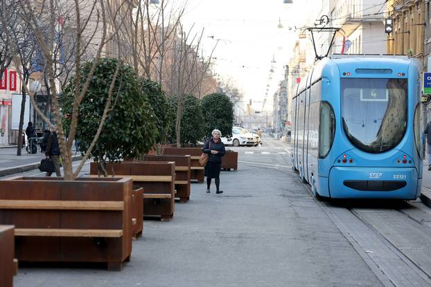 Zagreb: U Draškovićevoj ulici postavljene nove žardinjere s klupicama