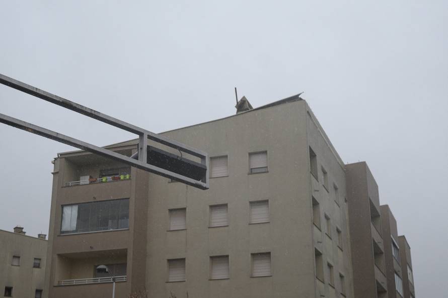 Zagreb: Olujno nevrijeme oštetilo krov zgrade na Horvaćanskoj cesti na Vrbanima