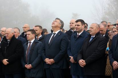 FOTO U Sisku su svečano otvorili novu cestu: Stigli Plenković, Bačić, Butković, svećenik...