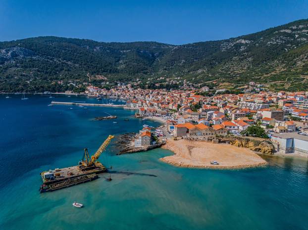 Izgradnju ribarske luke u Komiži prati mnoštvo optužbi za devastaciju okoliša zbog nekontroliranog nasipavanja