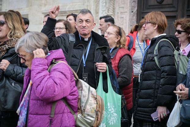 24sata Mnogobrojni hodo&ccaron;asnici pohodili su grad Assisi povodom obljetnice smrti Franje Asi&scaron;kog