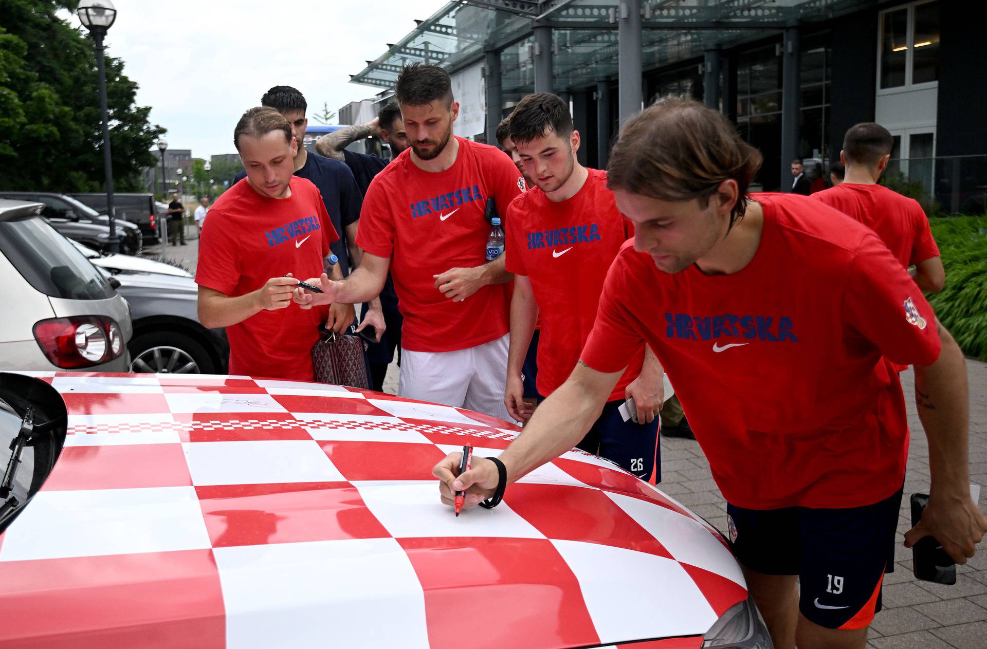 Neuruppin: Hrvatski reprezentativci potpisali se na navijački auto