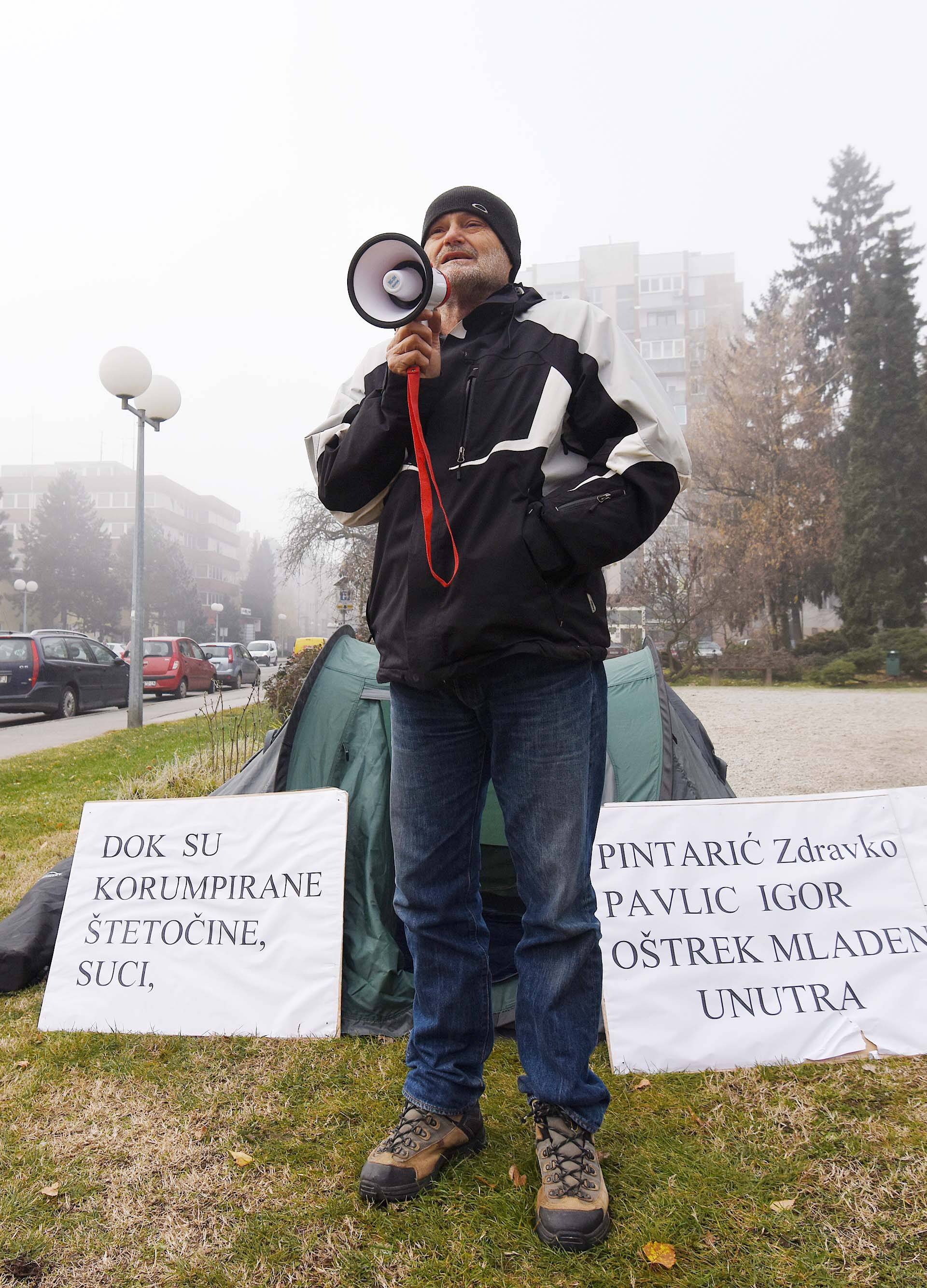 Ispred suda u Varaždinu stavio šator: 'Tražim smjenu sudaca'