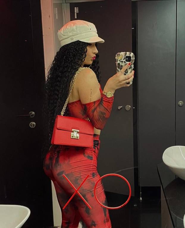 Twerkerica Sarah prošetala na špici novu frizuru: Crna, plava, kratka, duga... Sve je isprobala