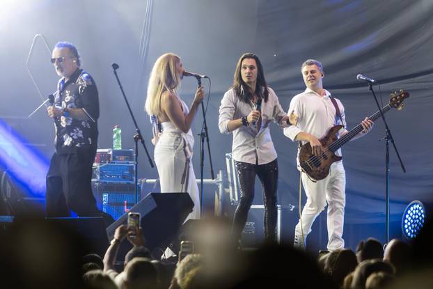 Pula: Dino Jelusić bio gost na koncertu Tonija Cetinskog