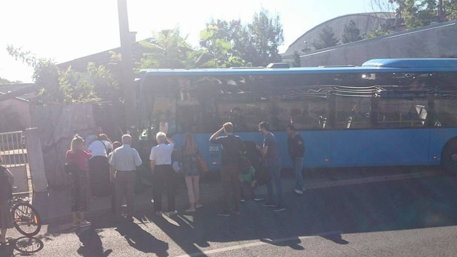 ZET-ov bus zabio se u ogradu: Četvero ljudi završilo u bolnici