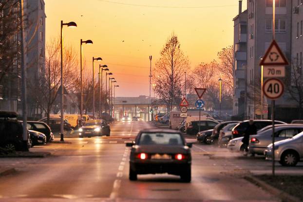 Zora iznad Zagreba tijekom vedrog i hladnog jutra
