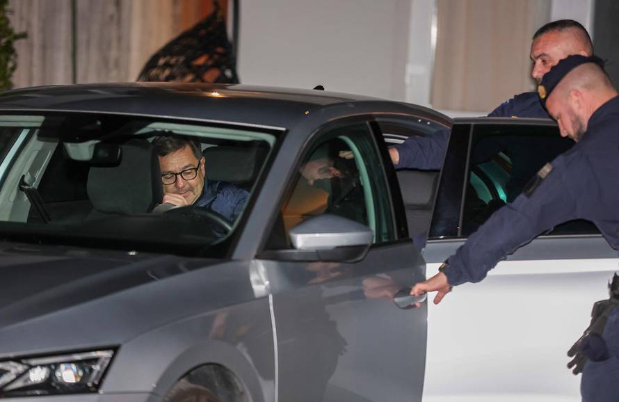 Zagreb: Izlazak Andrije Mikulića i inspektora iz kuće nakon opsežne pretrage