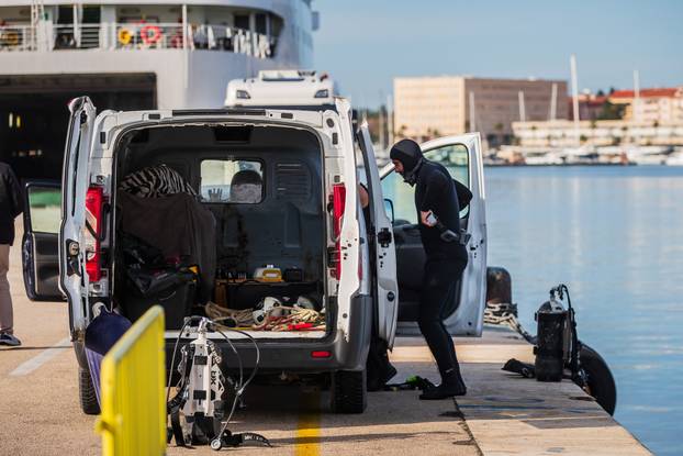 Split: Izvučen automobil koji je sinoć sletio u more kod gradske luke, vozač preminuo