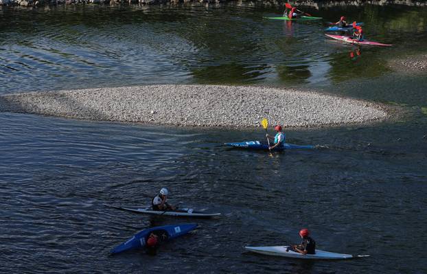 Zagreb: Kajakašice i kajakaši uživaju u Savi čiji je nizak vodostaj otkrio sprudove