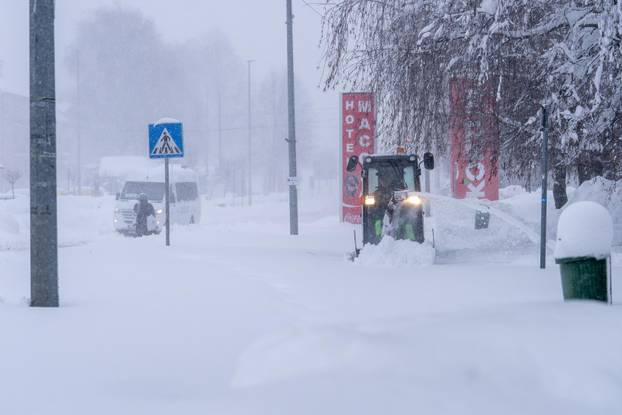 Korenica: Jako snježno nevrijeme stvorilo velike probleme u prometu