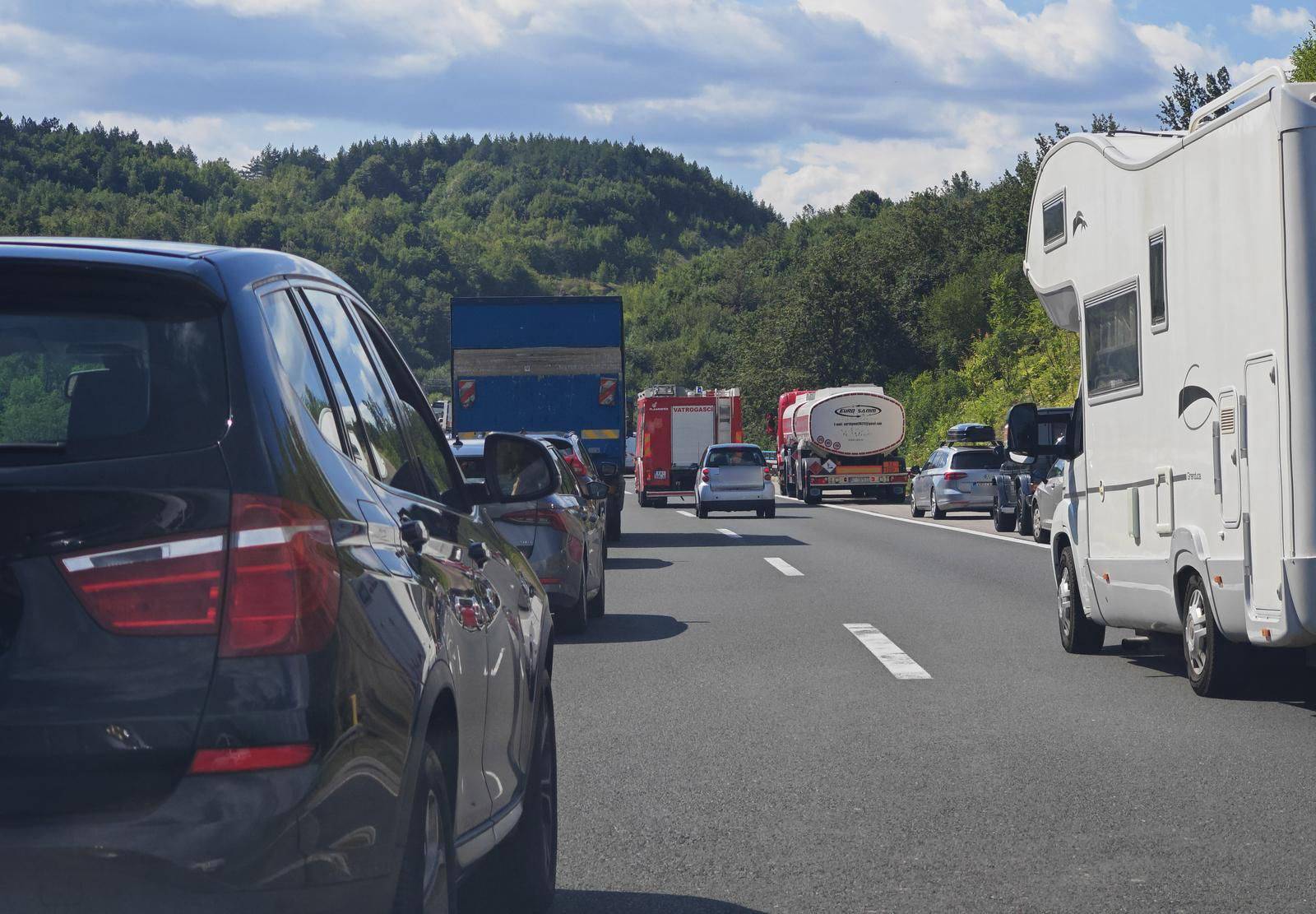 Slike strave s autoceste: Sve je u dimu, stvaraju se gužve. HAK: Kolona dugačka 12 kilometara